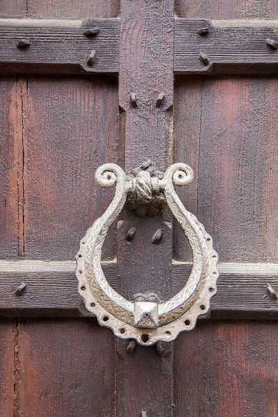 Eggers, Julie 아티스트의 Italy-Venice Door knocker on an old door along the streets of Venice작품입니다.